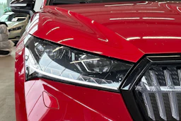 punainen Skoda Enyaq 2023 kuva 7.