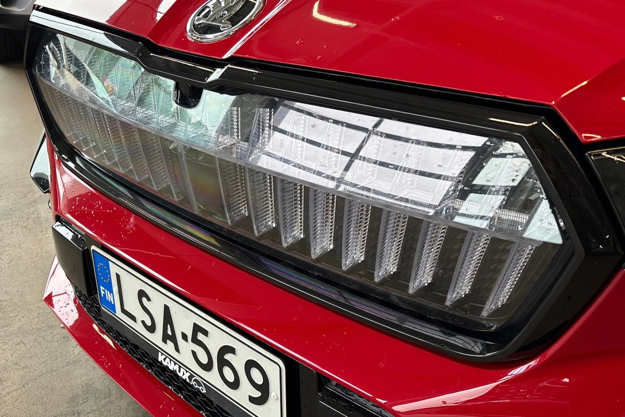 punainen Skoda Enyaq 2023 kuva 8.