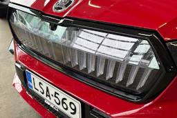 punainen Skoda Enyaq 2023 kuva 8.