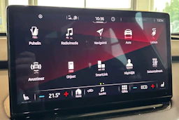 punainen Skoda Enyaq 2023 kuva 12.