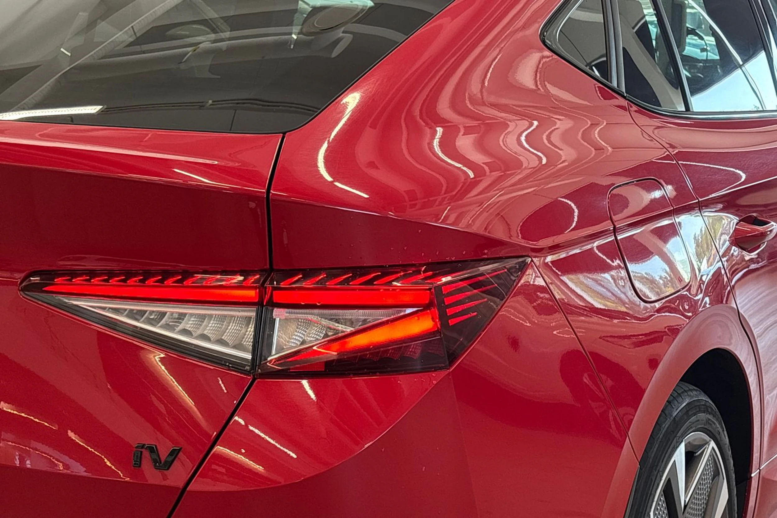 punainen Skoda Enyaq 2023 kuva 15.