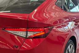 punainen Skoda Enyaq 2023 kuva 15.