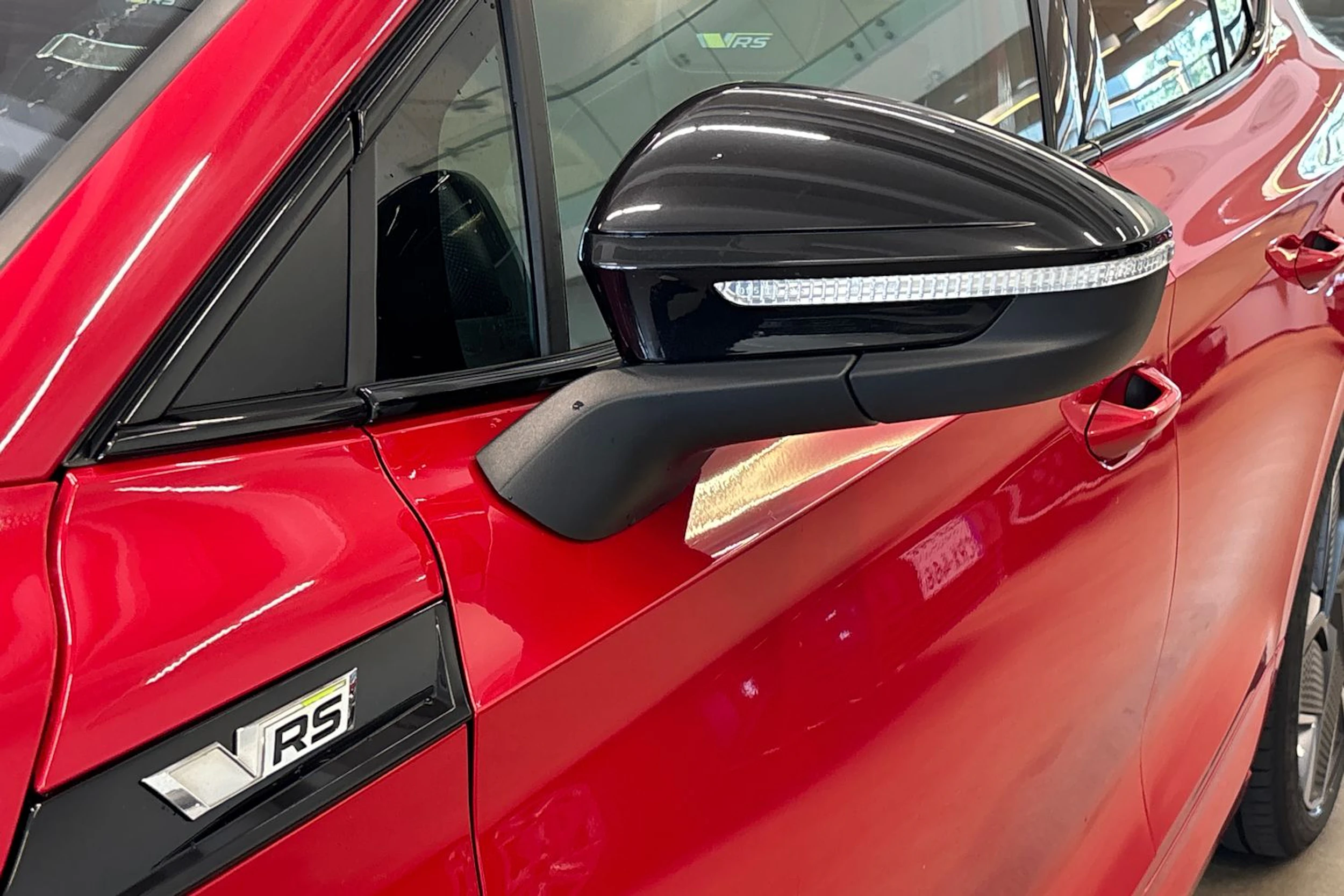 punainen Skoda Enyaq 2023 kuva 17.