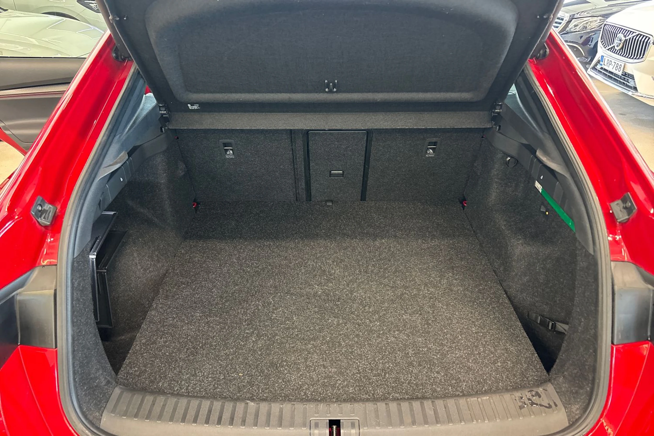 punainen Skoda Enyaq 2023 kuva 18.