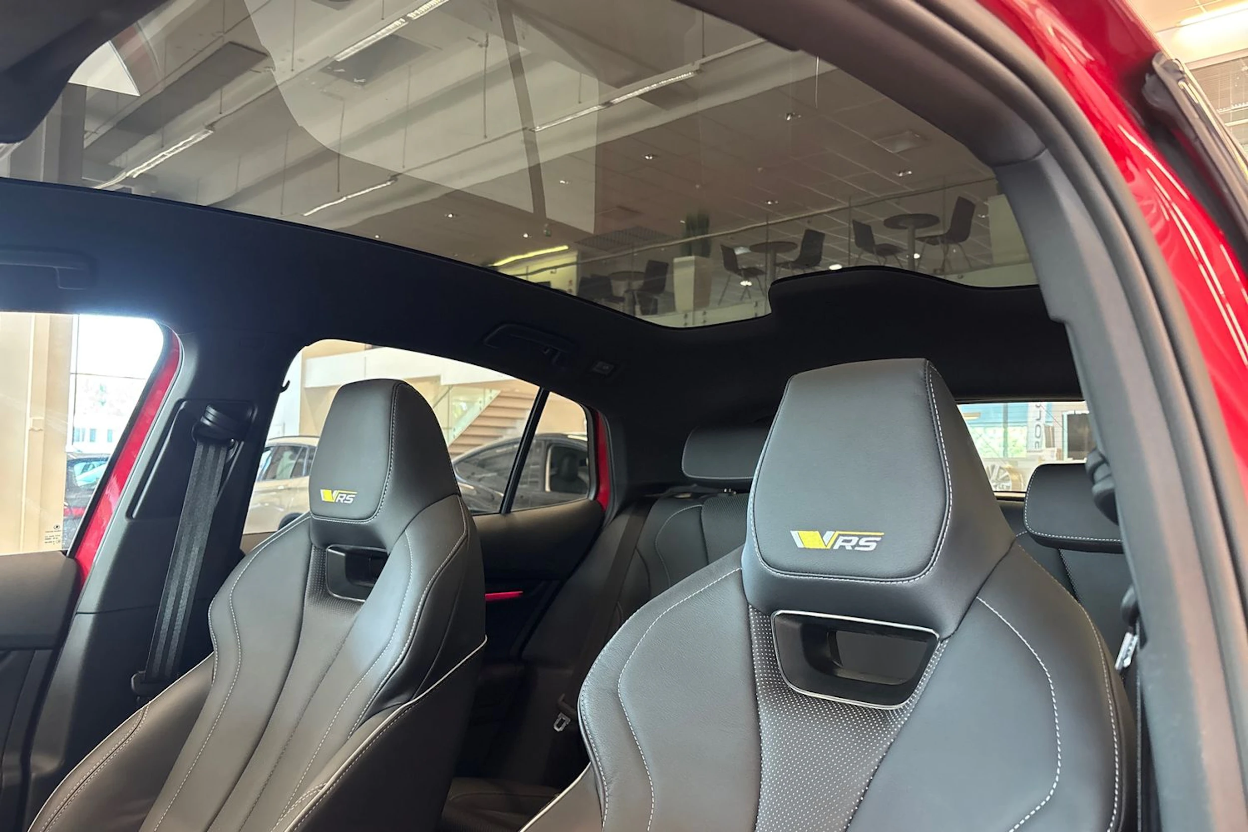 punainen Skoda Enyaq 2023 kuva 21.