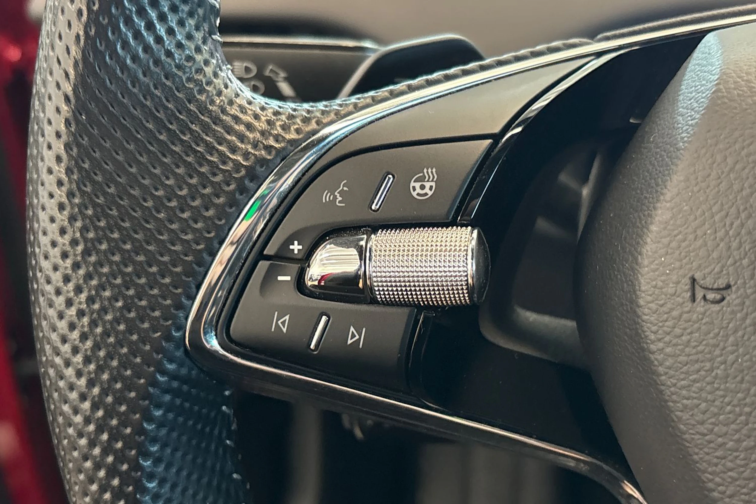 punainen Skoda Enyaq 2023 kuva 29.