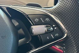 punainen Skoda Enyaq 2023 kuva 30.