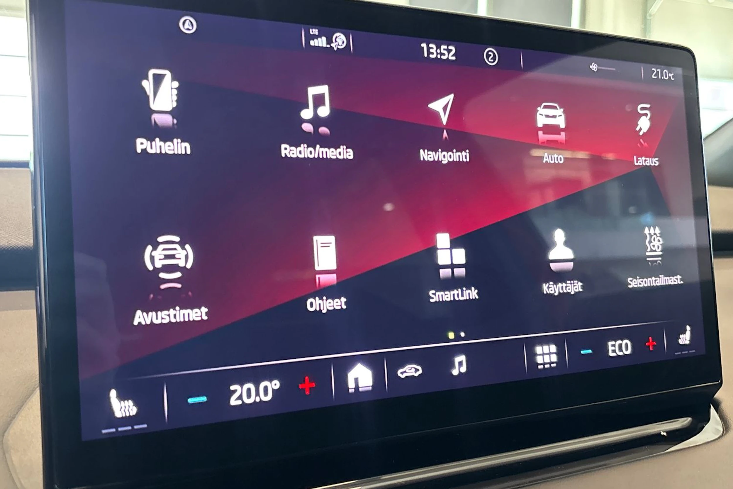 punainen Skoda Enyaq 2023 kuva 35.