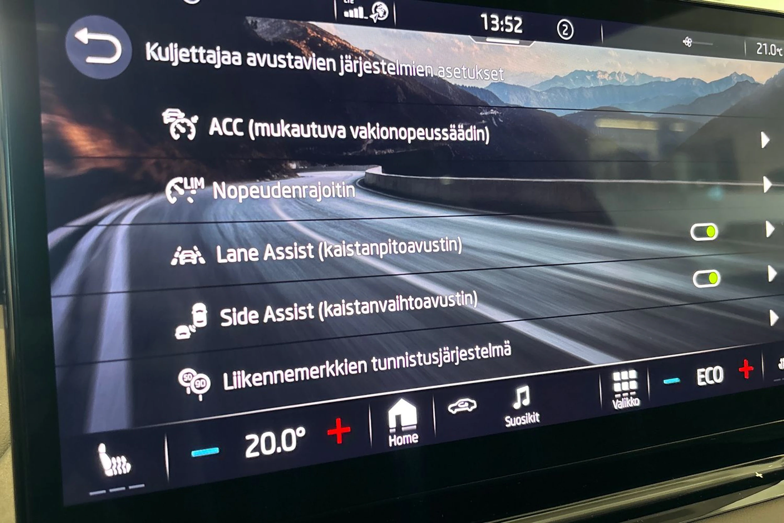 punainen Skoda Enyaq 2023 kuva 36.