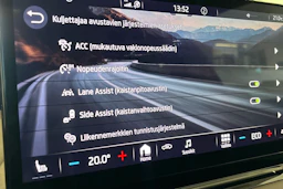 punainen Skoda Enyaq 2023 kuva 36.