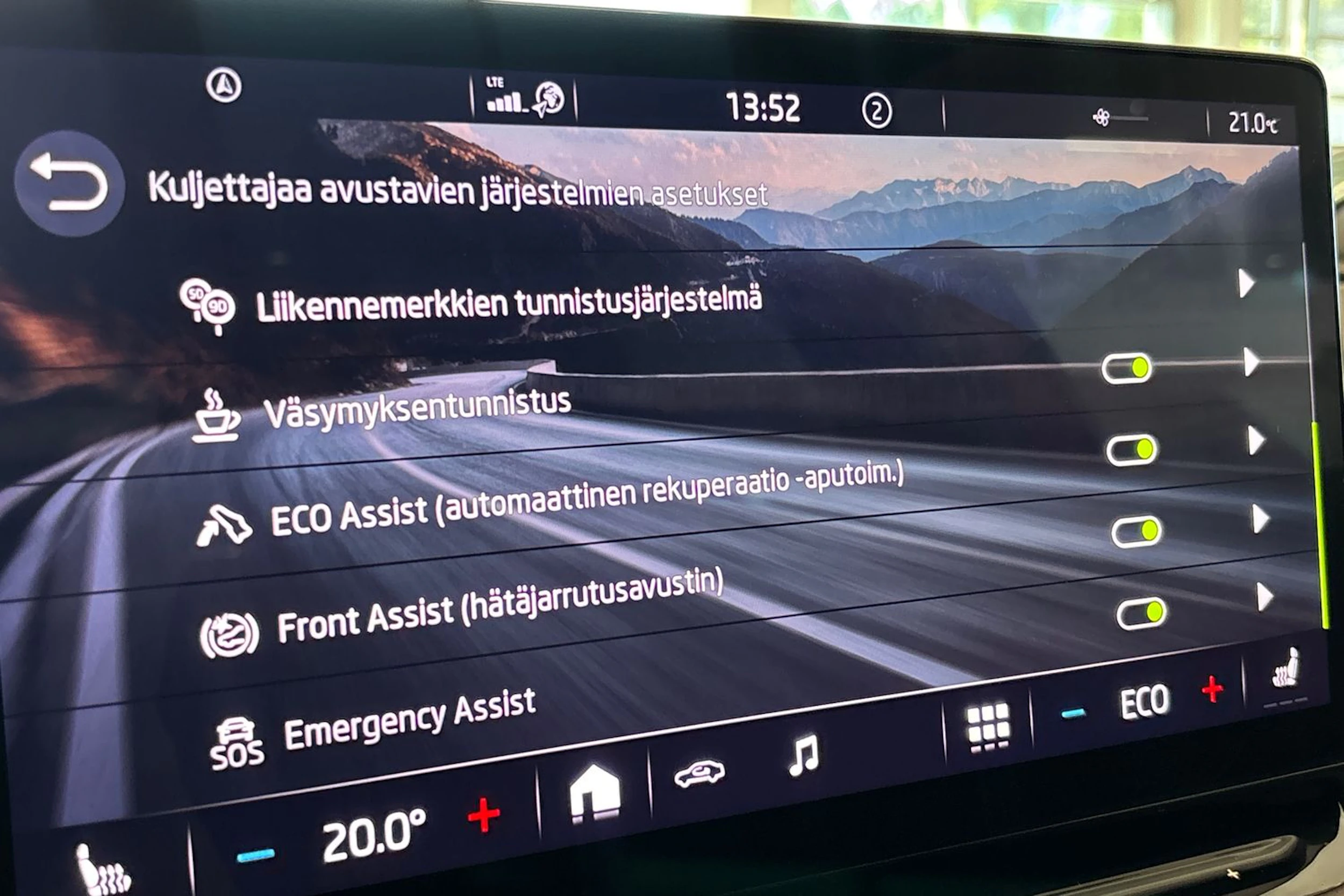 punainen Skoda Enyaq 2023 kuva 37.
