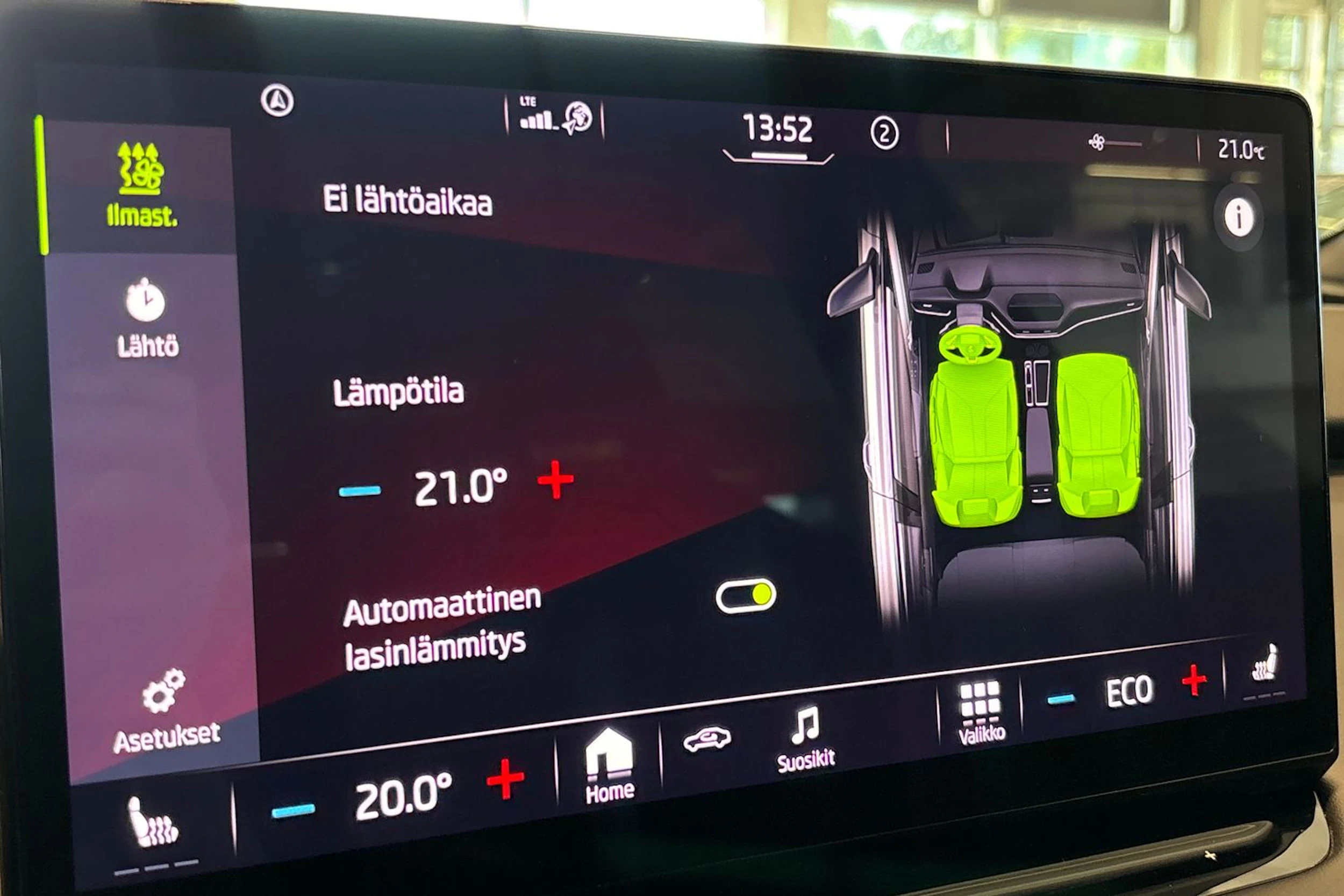 punainen Skoda Enyaq 2023 kuva 38.