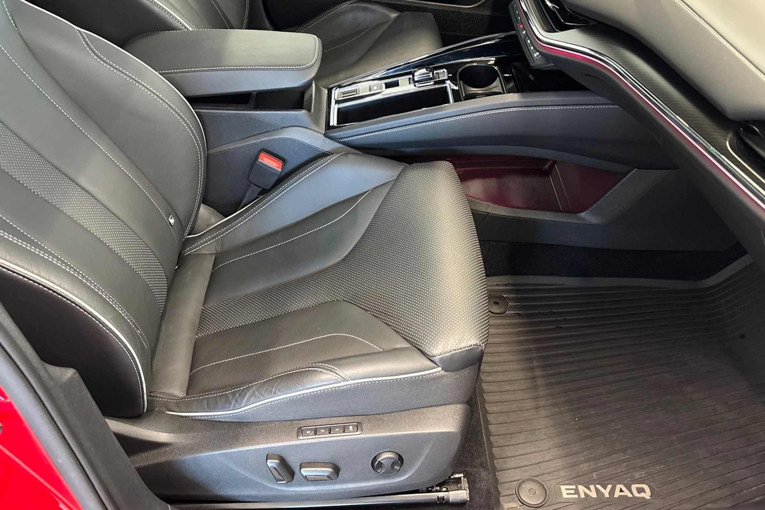 punainen Skoda Enyaq 2023 kuva 43.