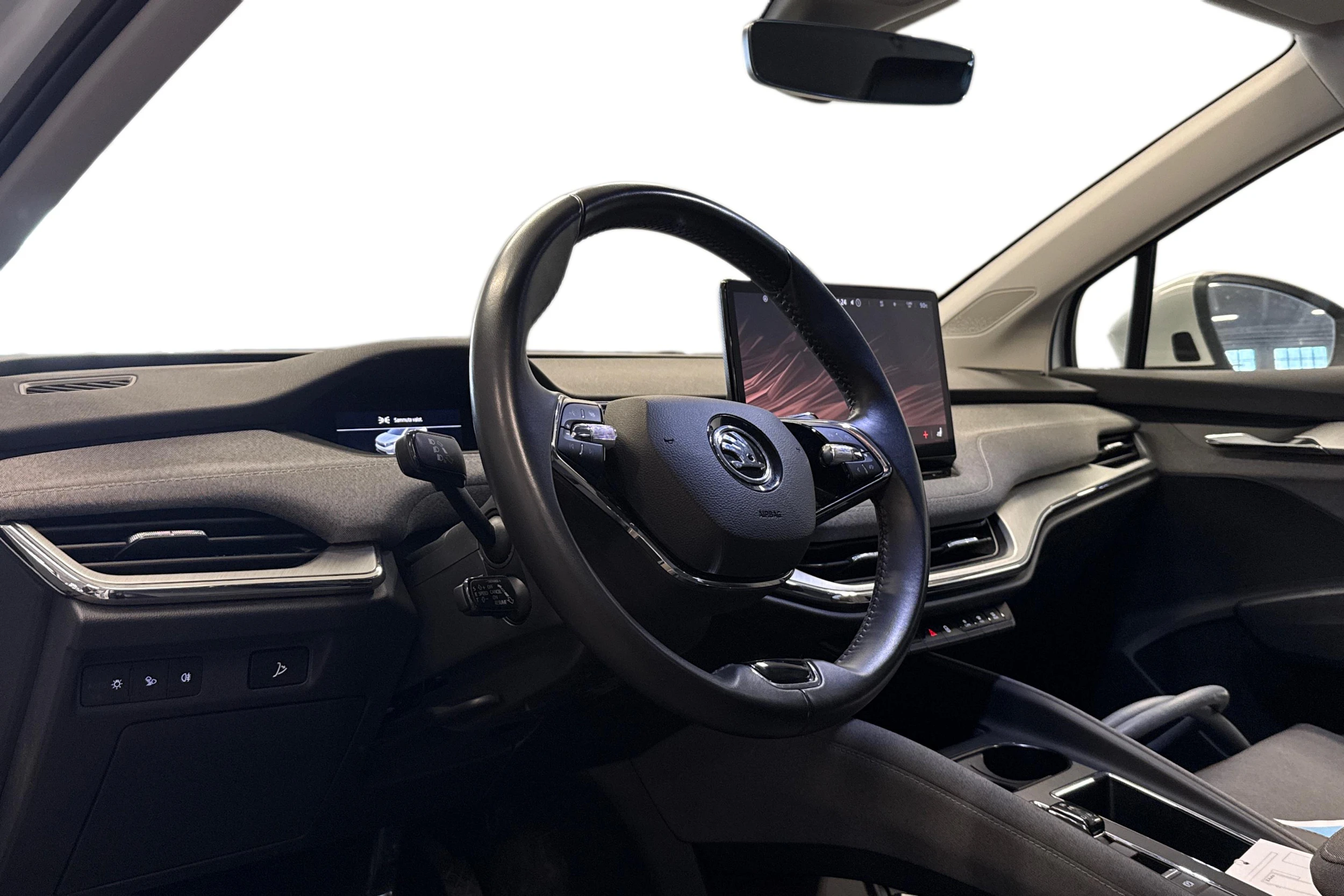 valkoinen Skoda Enyaq 2023 kuva 3.