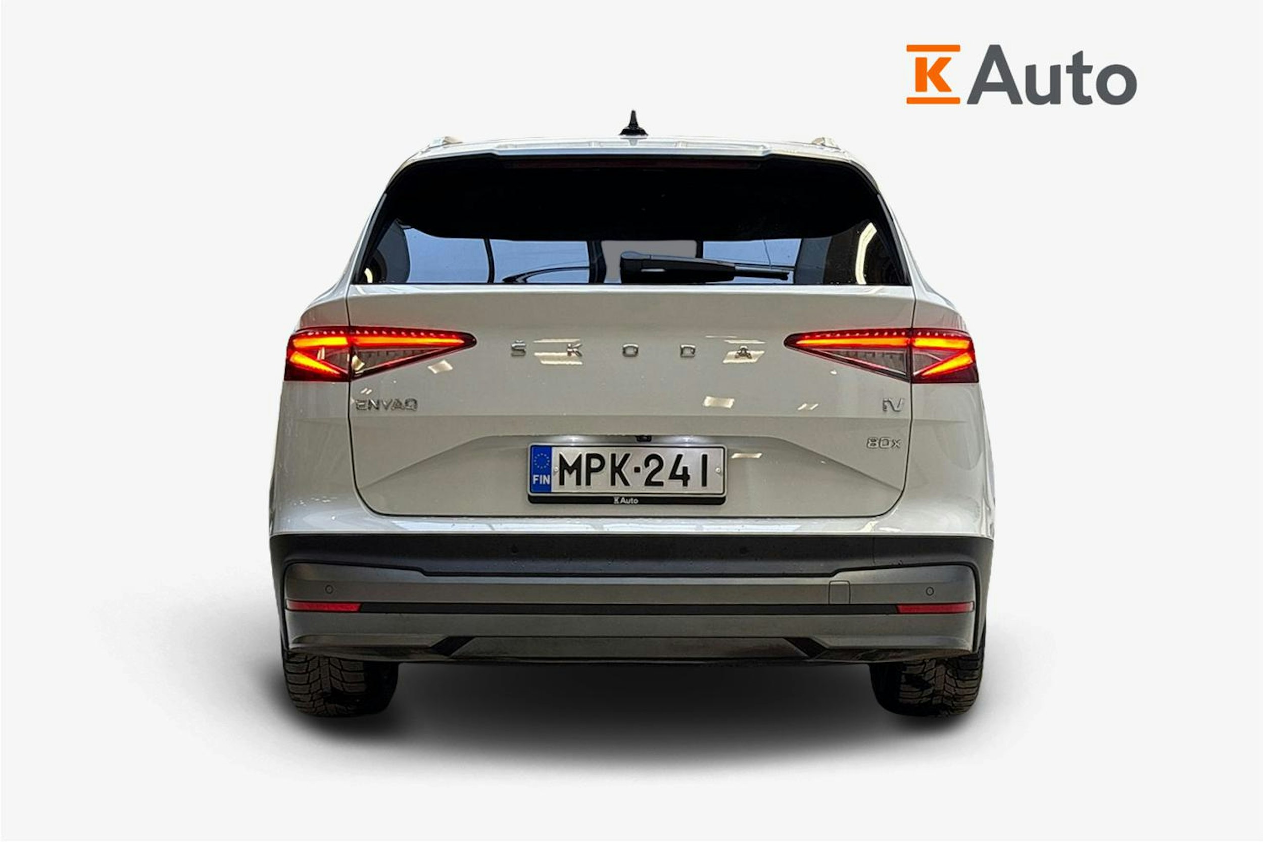 valkoinen Skoda Enyaq 2023 kuva 3.