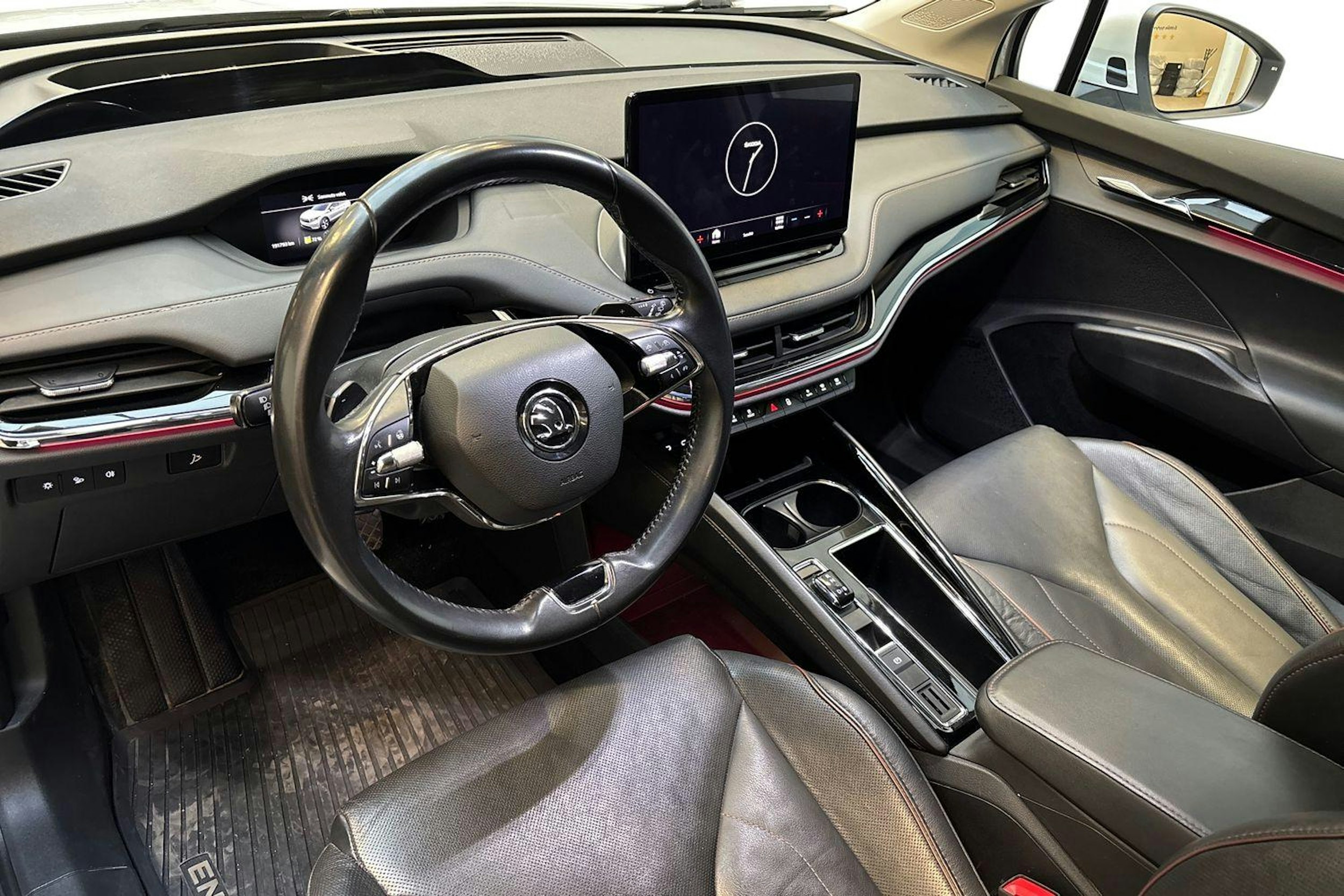 valkoinen Skoda Enyaq 2023 kuva 7.