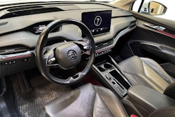 valkoinen Skoda Enyaq 2023 kuva 7.