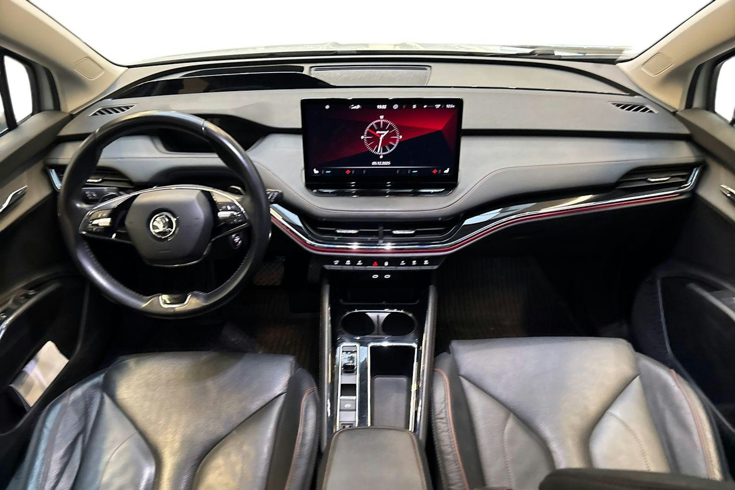 valkoinen Skoda Enyaq 2023 kuva 9.