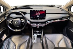 valkoinen Skoda Enyaq 2023 kuva 9.