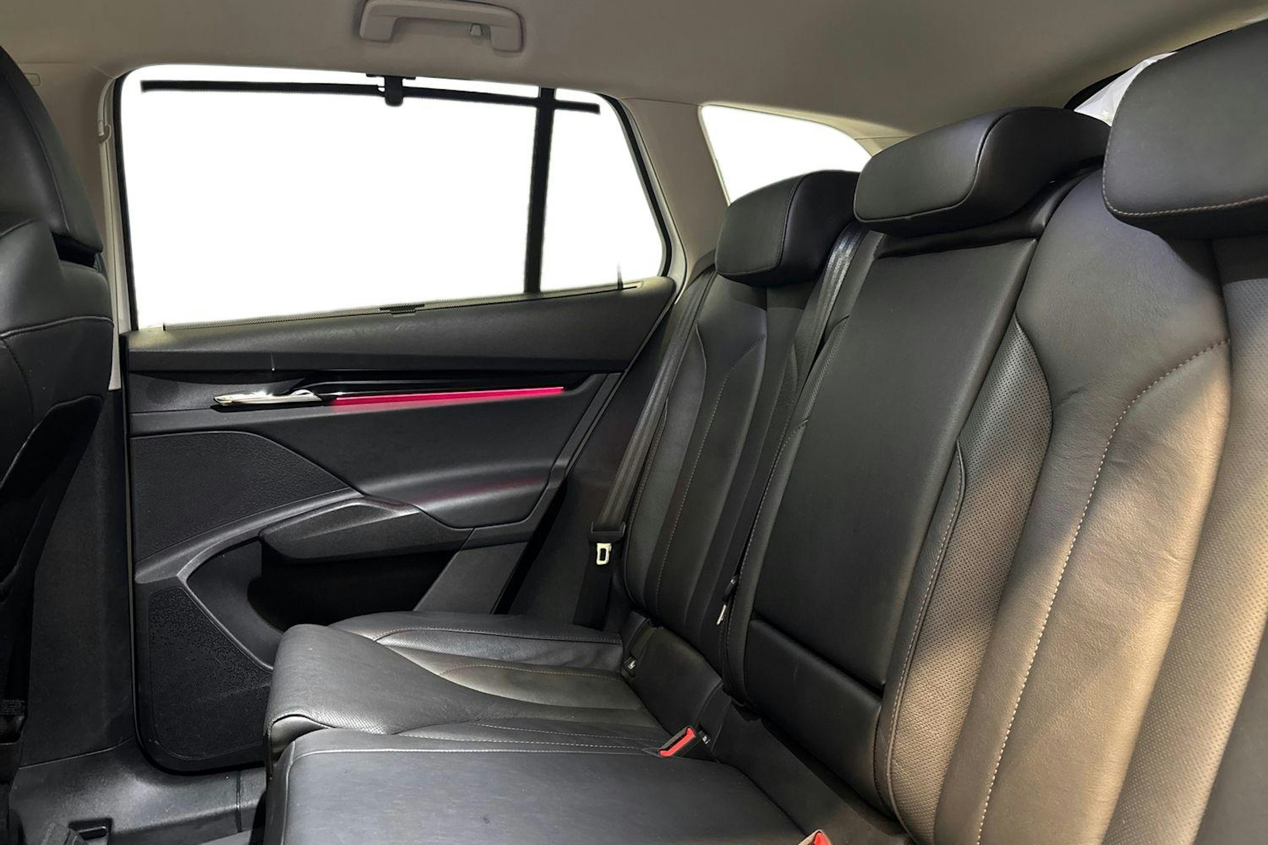 valkoinen Skoda Enyaq 2023 kuva 10.