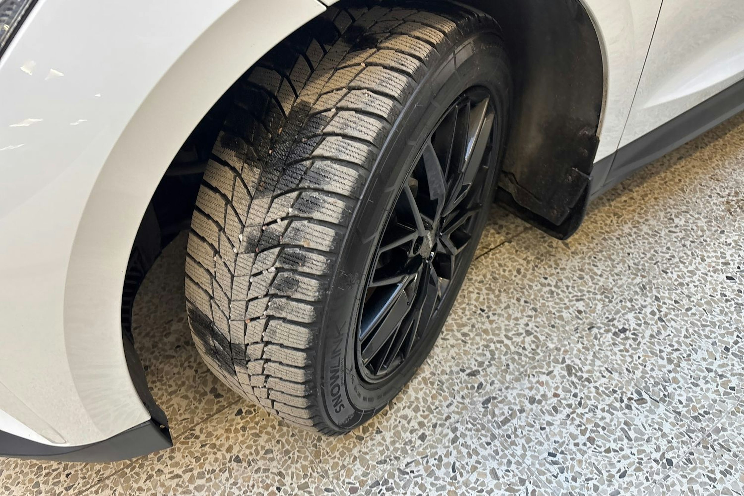 valkoinen Skoda Enyaq 2023 kuva 13.