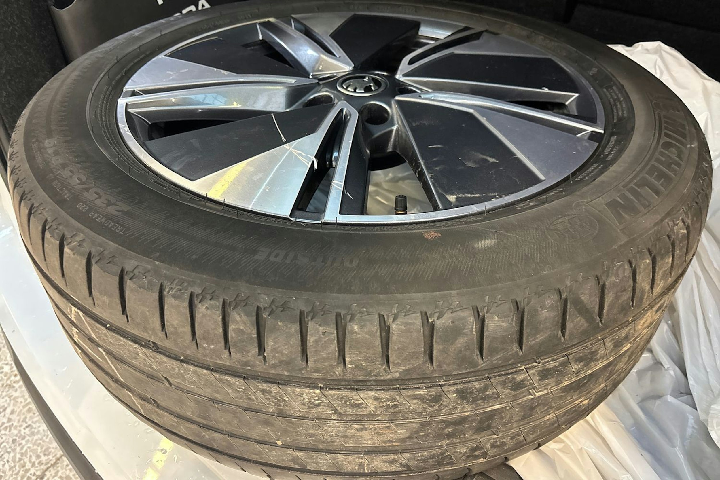 valkoinen Skoda Enyaq 2023 kuva 14.