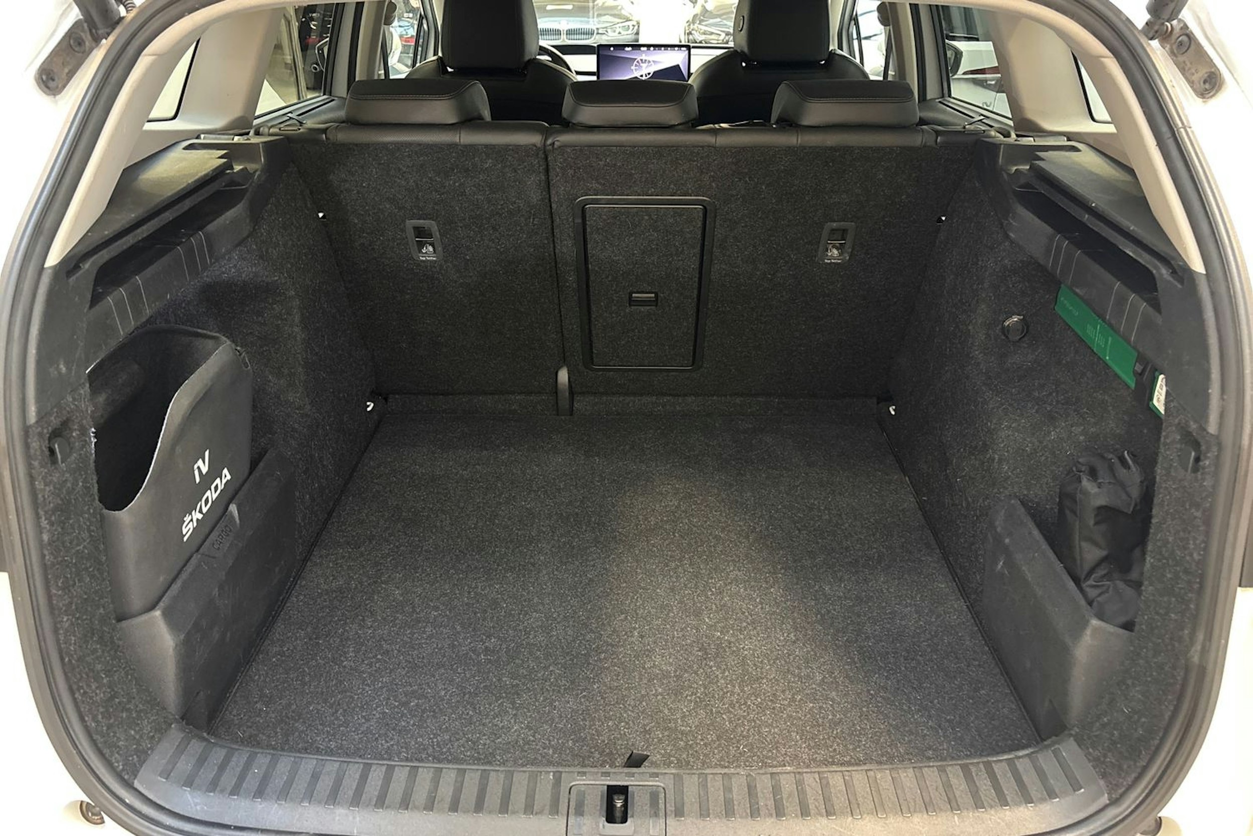 valkoinen Skoda Enyaq 2023 kuva 15.