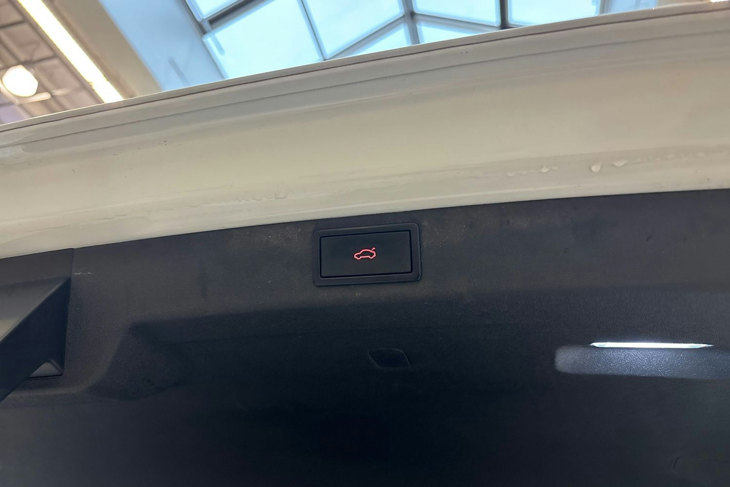 valkoinen Skoda Enyaq 2023 kuva 16.