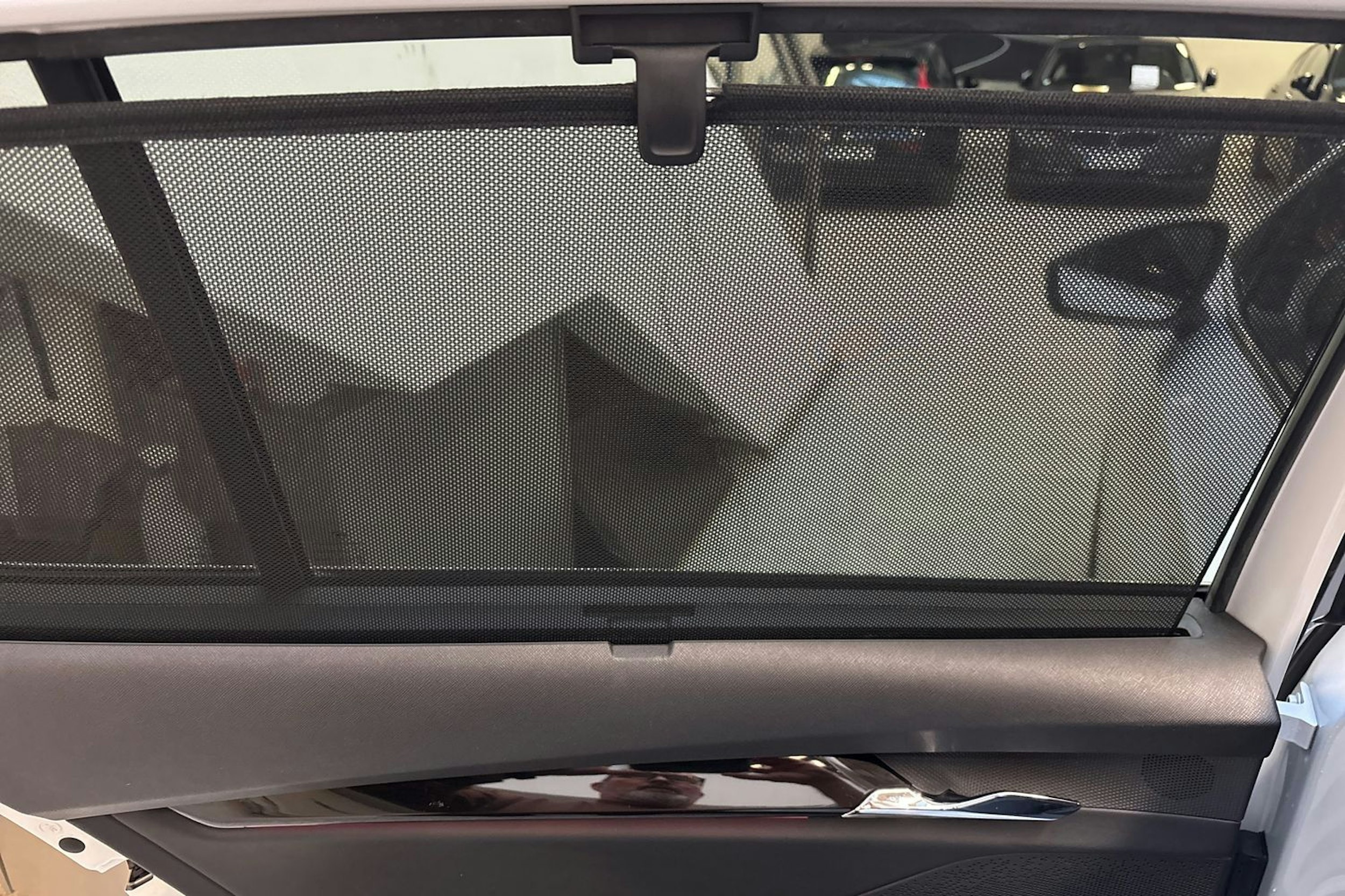 valkoinen Skoda Enyaq 2023 kuva 17.