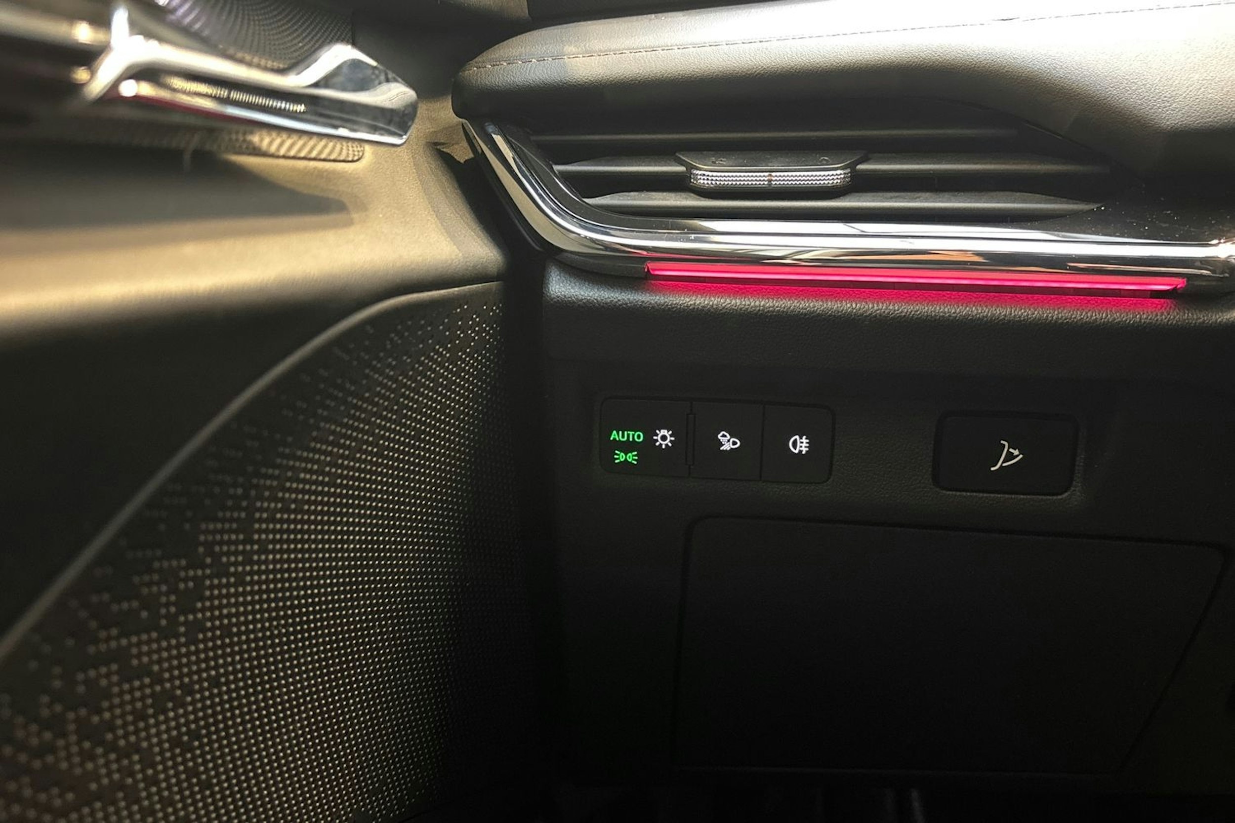 valkoinen Skoda Enyaq 2023 kuva 18.