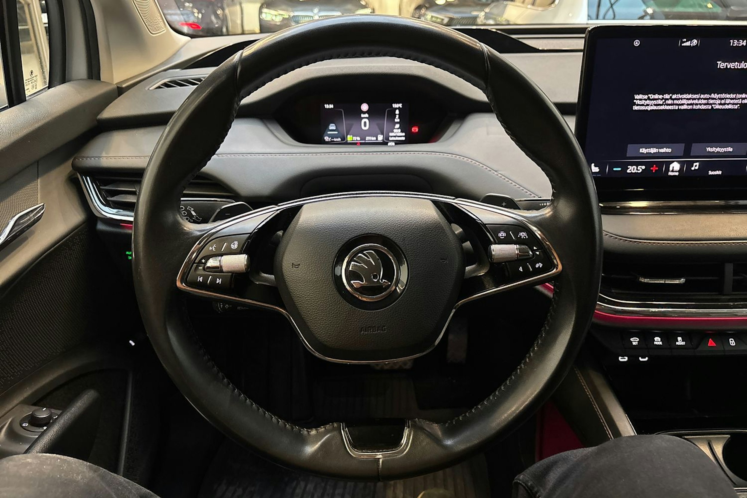 valkoinen Skoda Enyaq 2023 kuva 19.