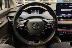 valkoinen Skoda Enyaq 2023 kuva 19.