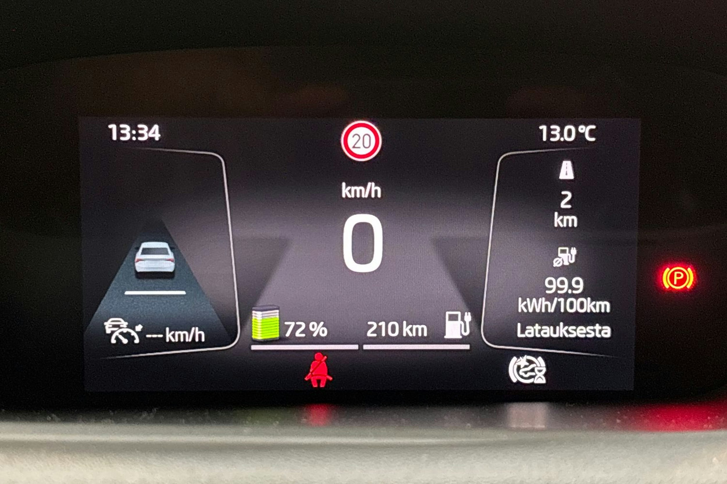 valkoinen Skoda Enyaq 2023 kuva 20.