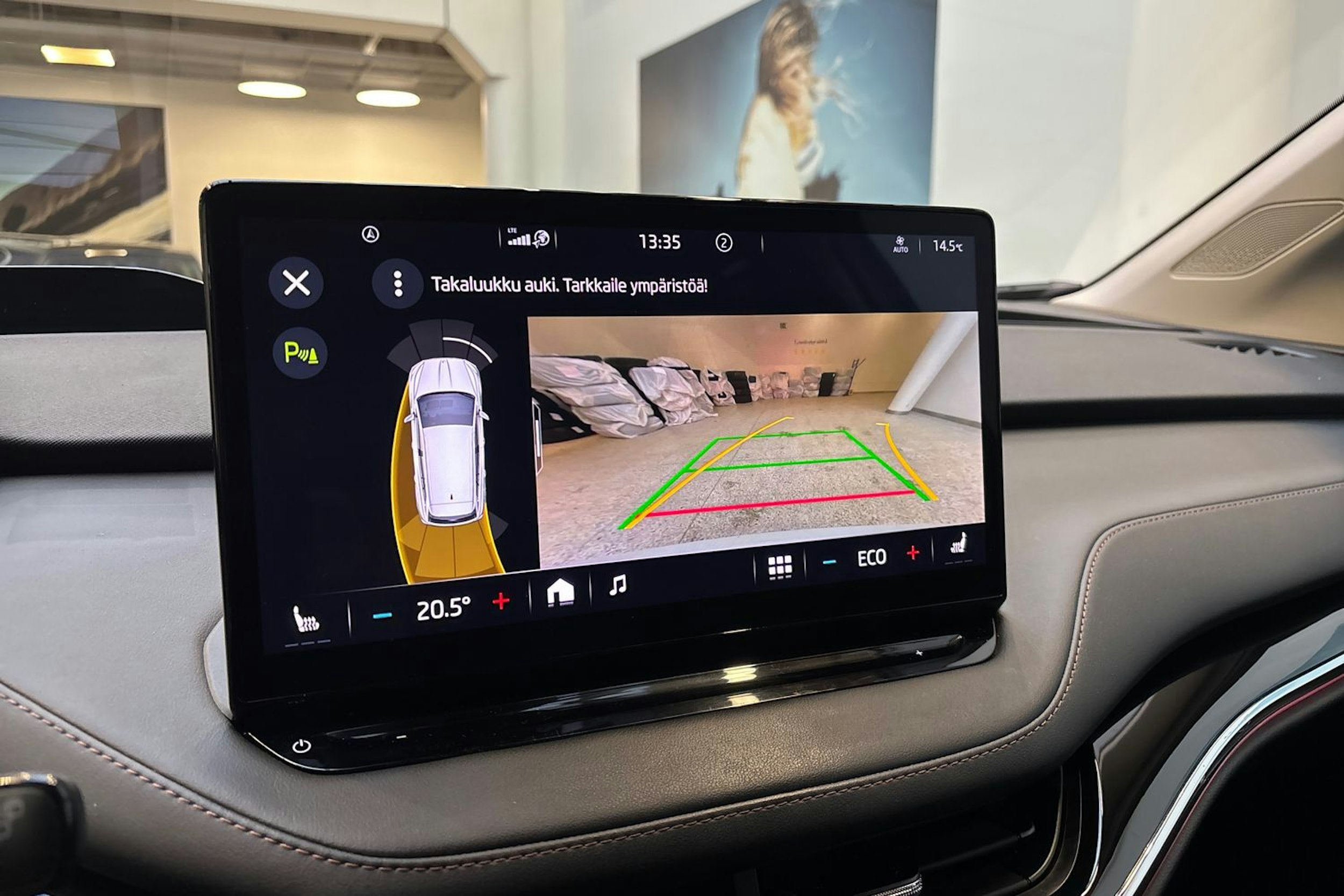 valkoinen Skoda Enyaq 2023 kuva 21.