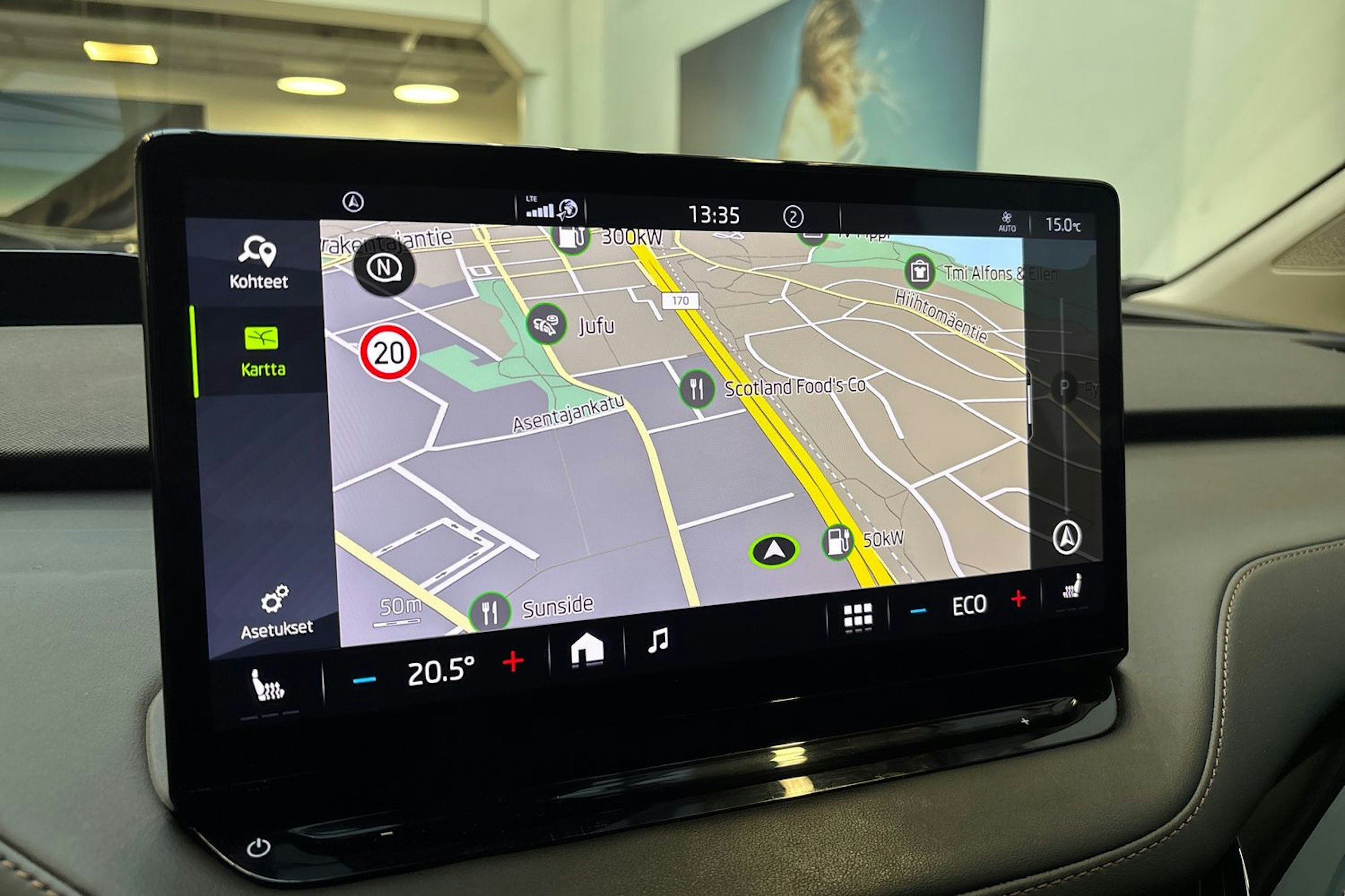 valkoinen Skoda Enyaq 2023 kuva 22.