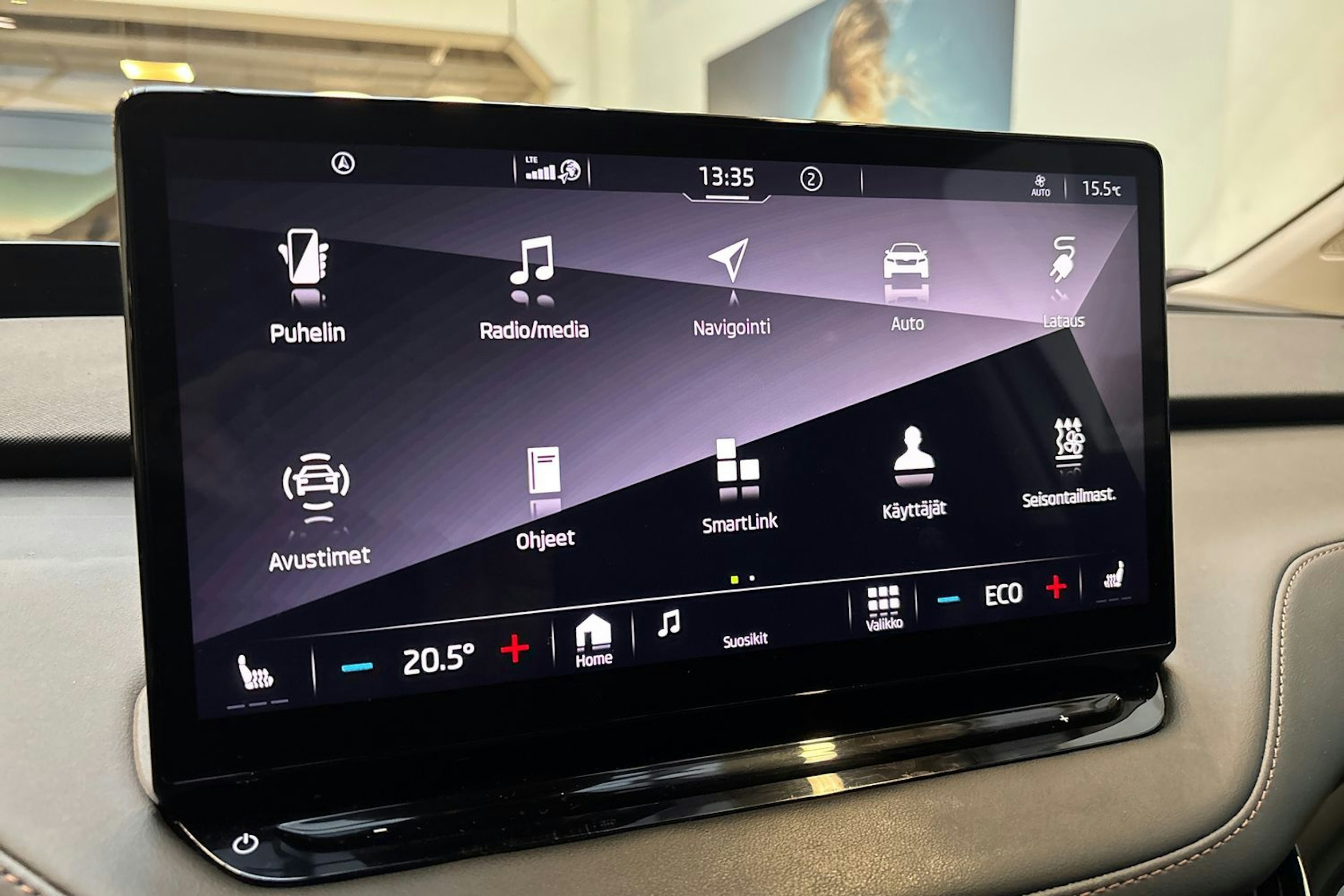 valkoinen Skoda Enyaq 2023 kuva 23.