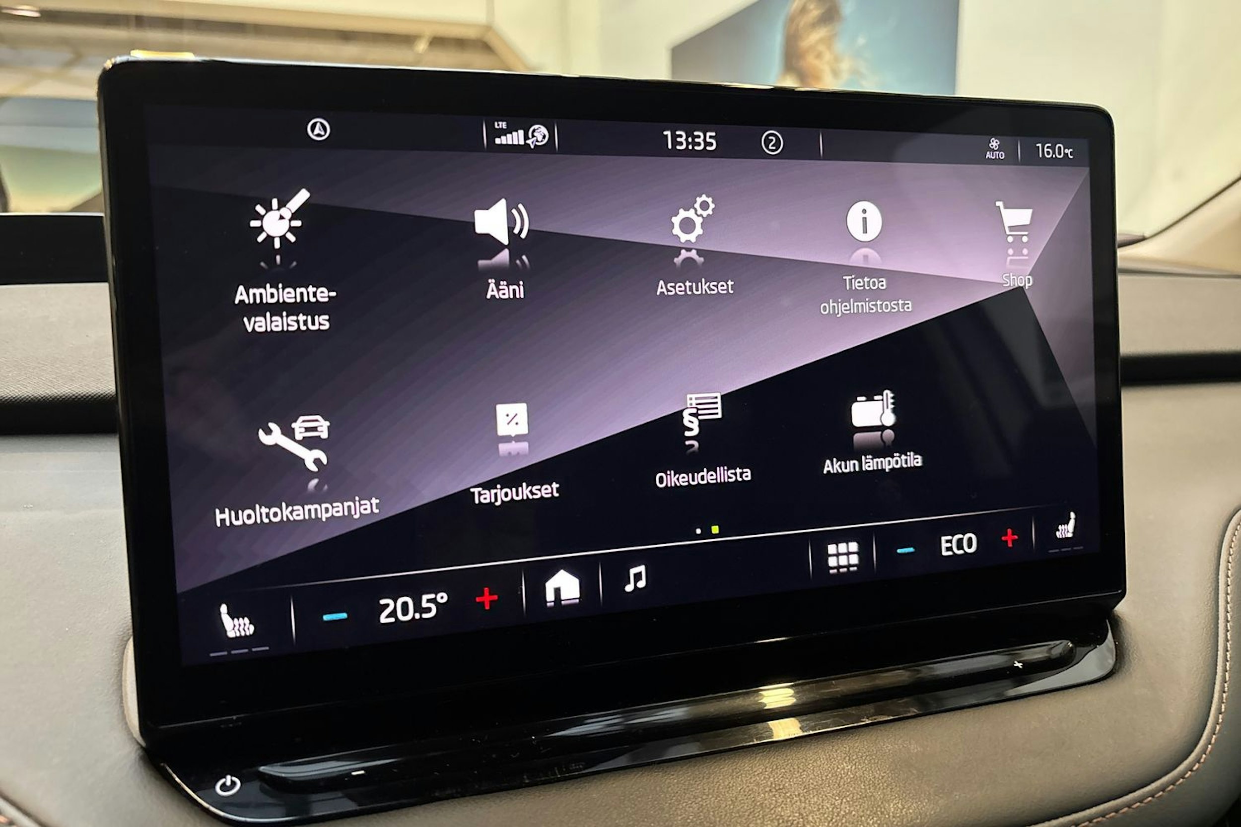 valkoinen Skoda Enyaq 2023 kuva 24.