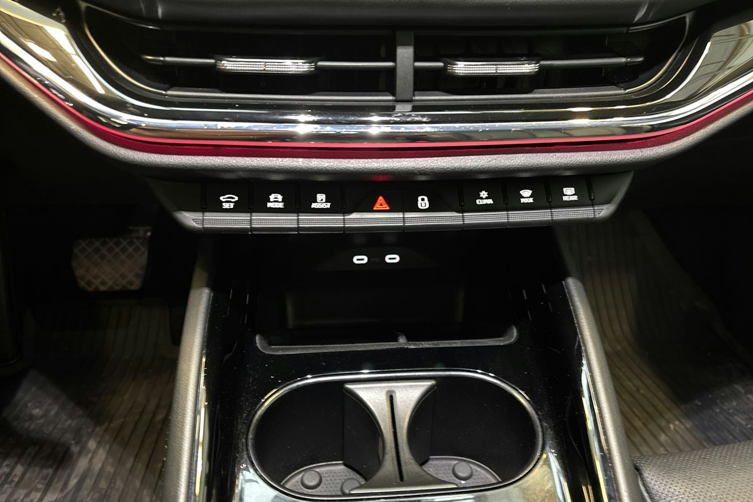 valkoinen Skoda Enyaq 2023 kuva 25.