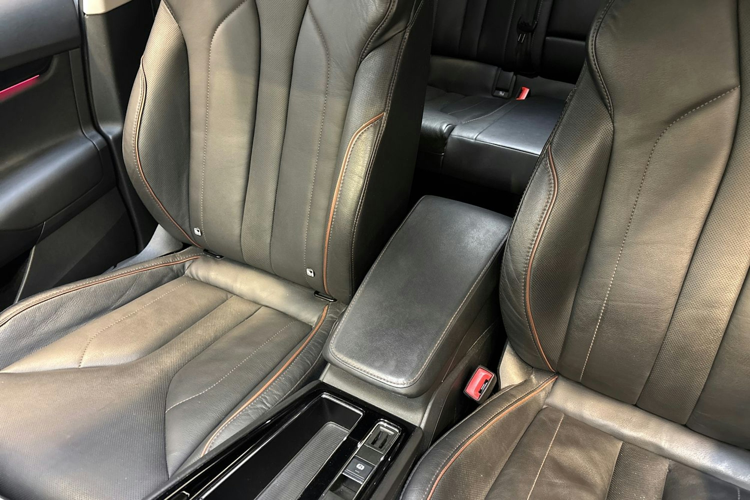 valkoinen Skoda Enyaq 2023 kuva 27.