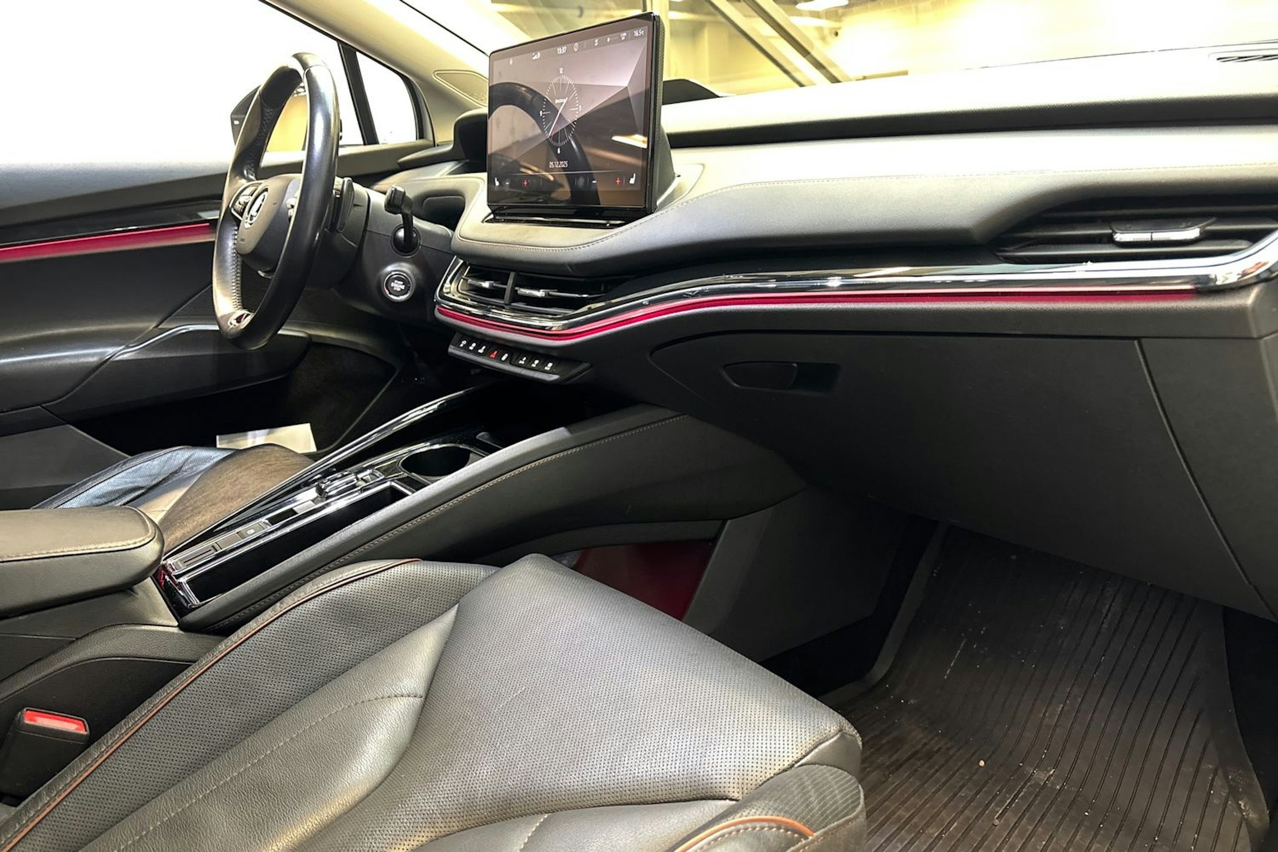 valkoinen Skoda Enyaq 2023 kuva 28.