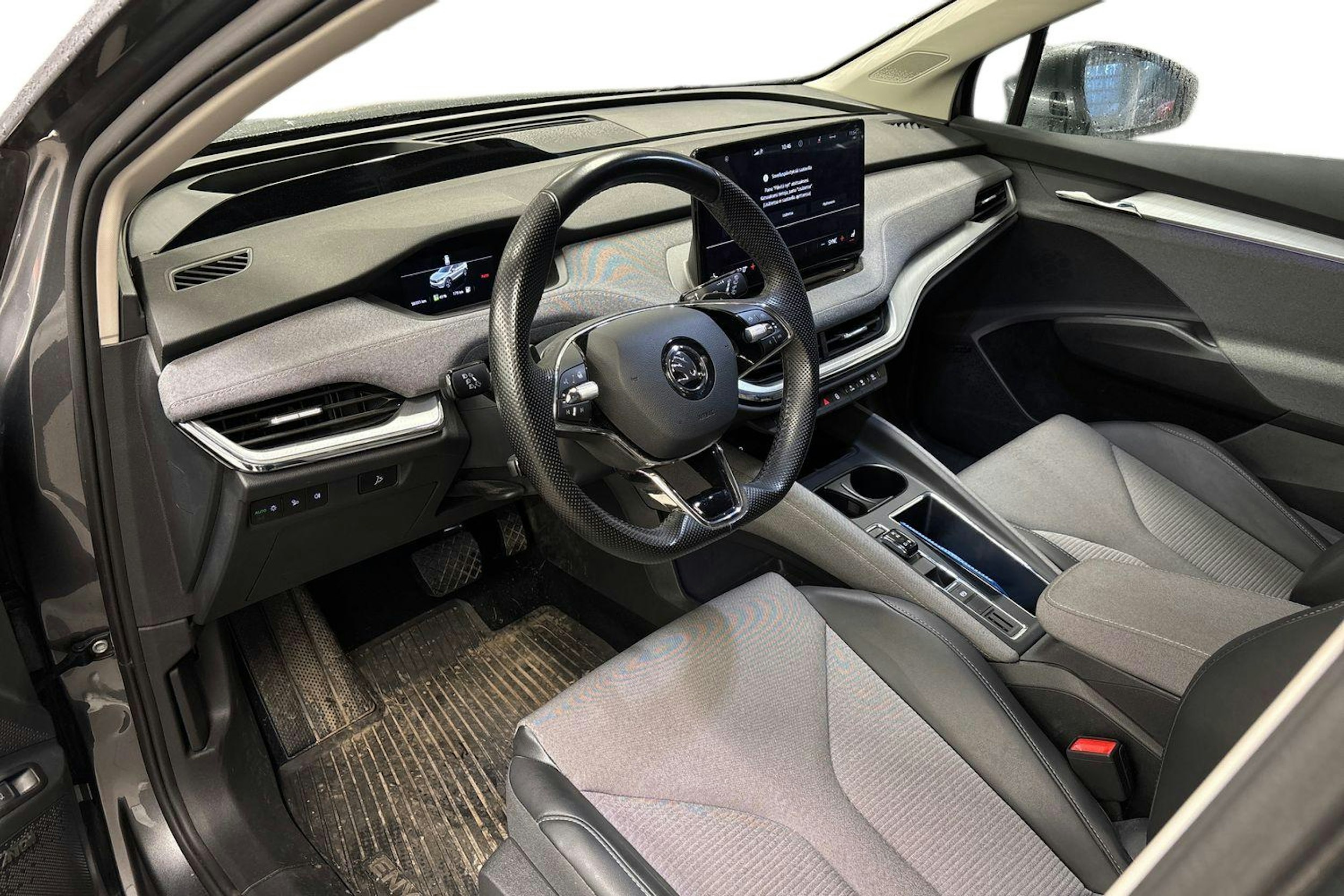 Harmaa Skoda Enyaq 2023 kuva 3.
