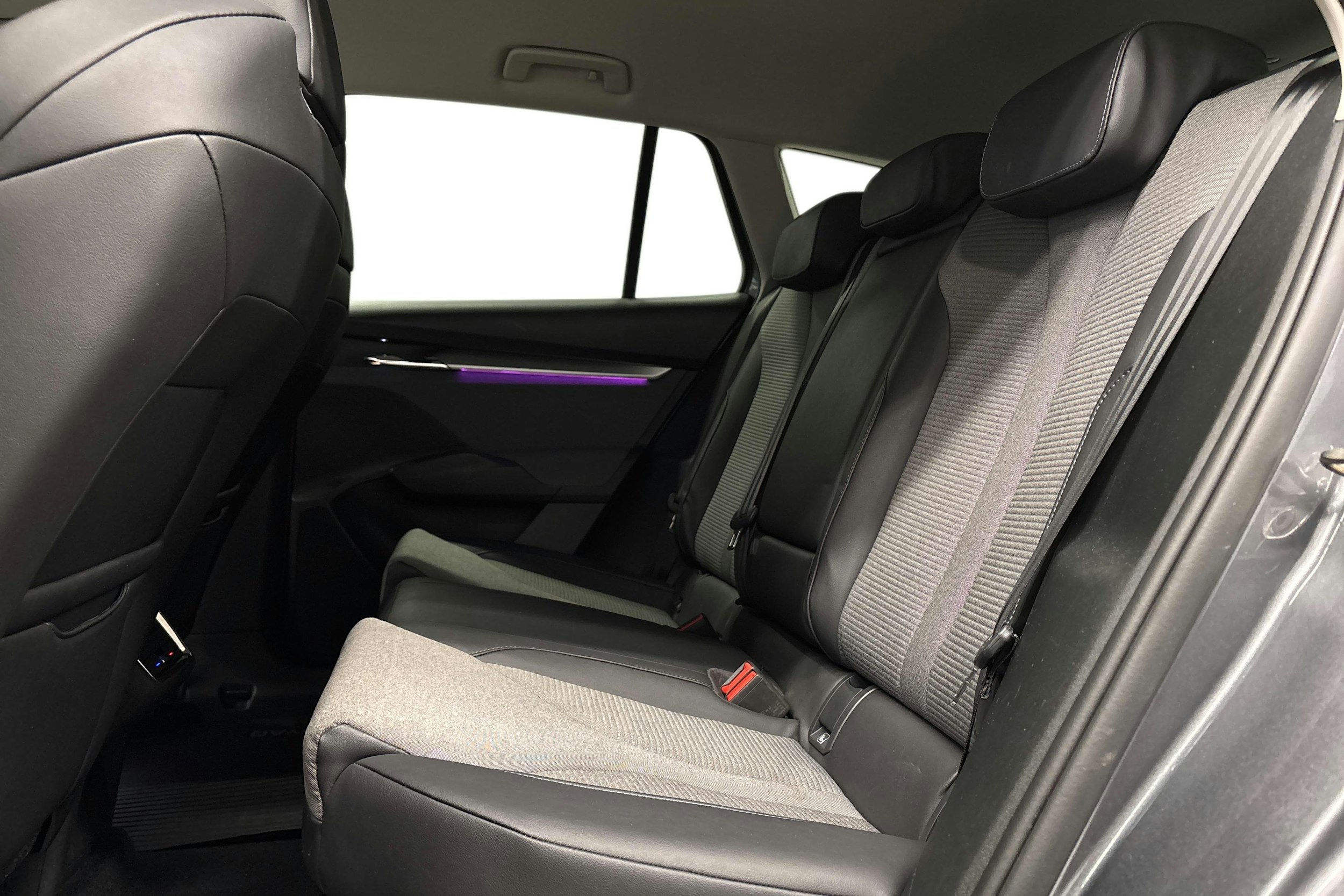 harmaa Skoda Enyaq 2023 kuva 10.