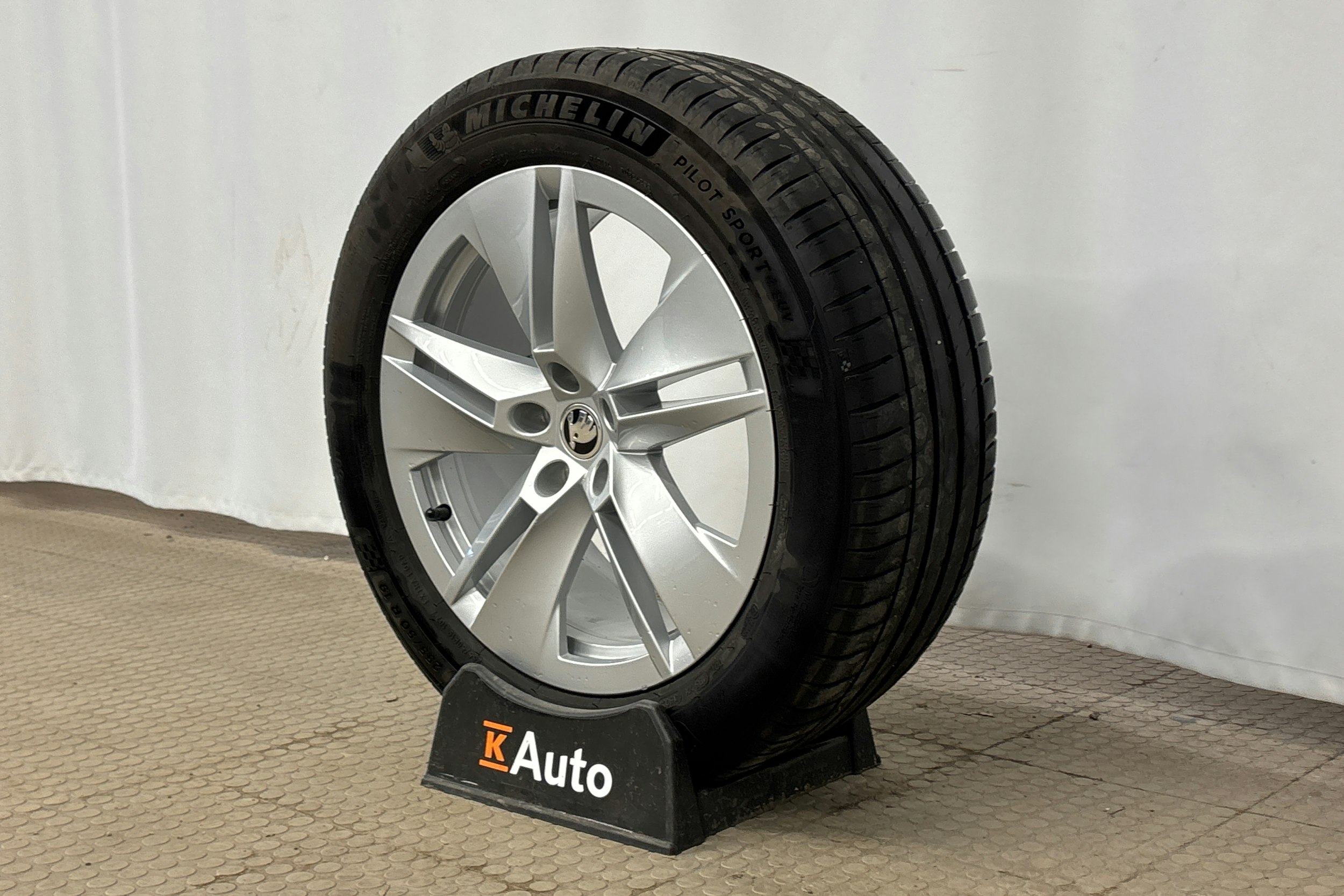 harmaa Skoda Enyaq 2023 kuva 13.