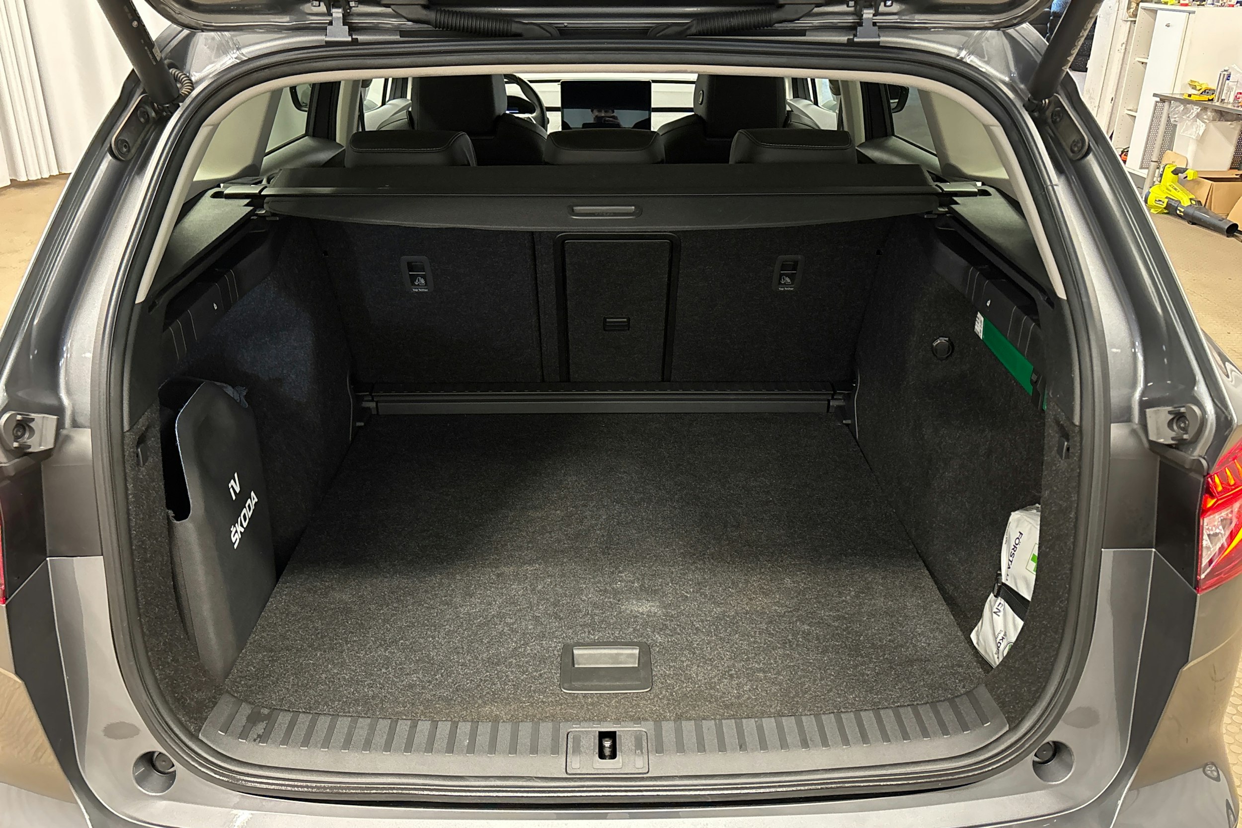 harmaa Skoda Enyaq 2023 kuva 14.