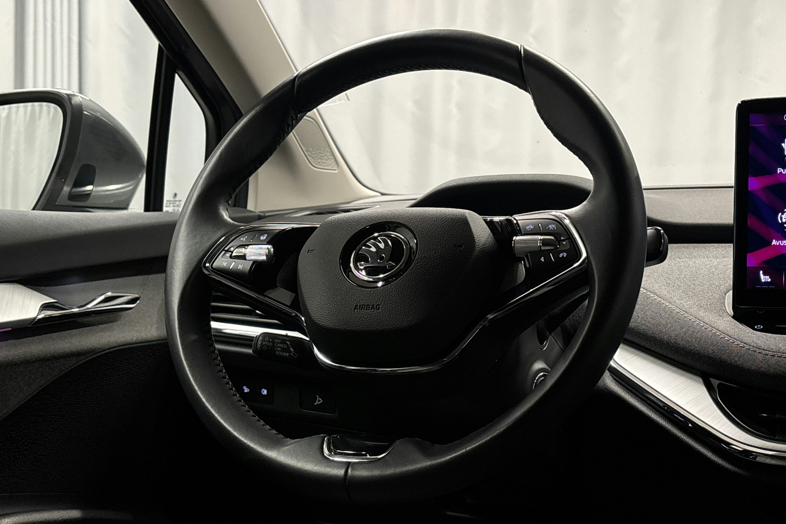 harmaa Skoda Enyaq 2023 kuva 18.