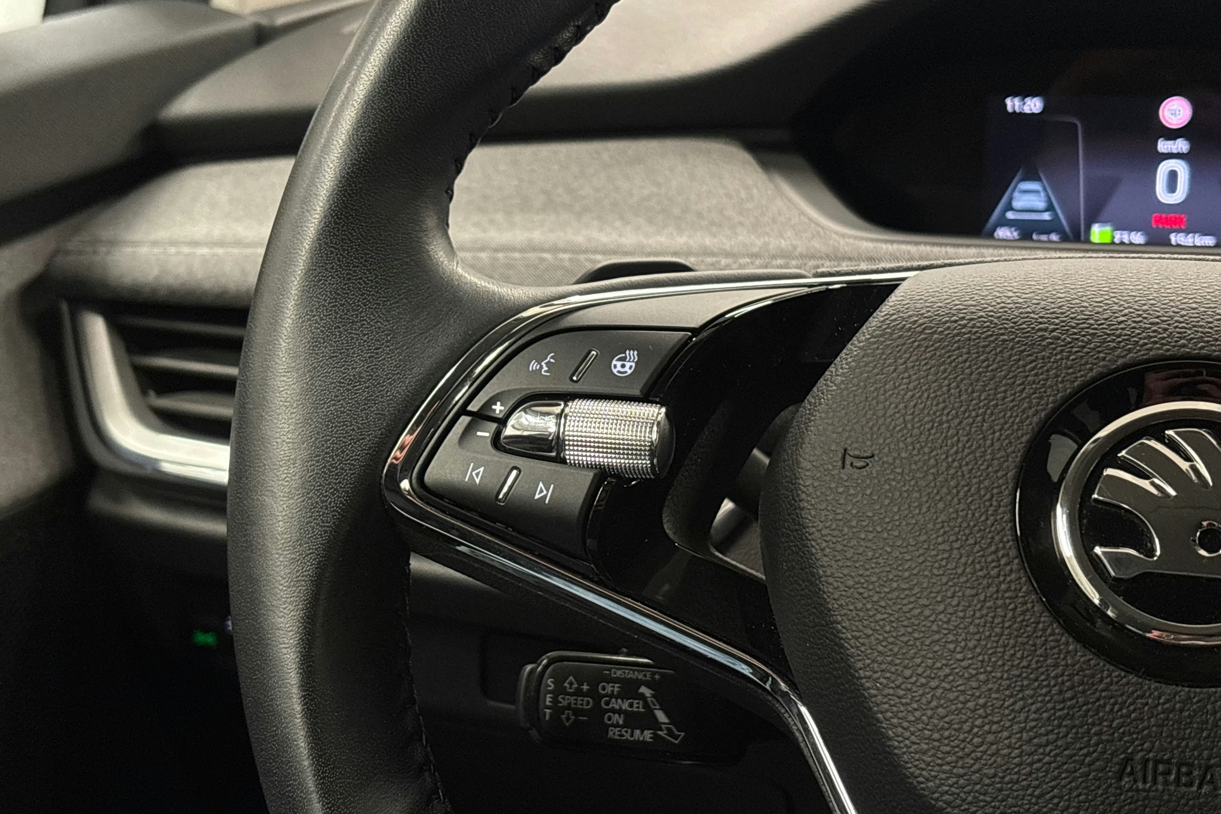 harmaa Skoda Enyaq 2023 kuva 19.