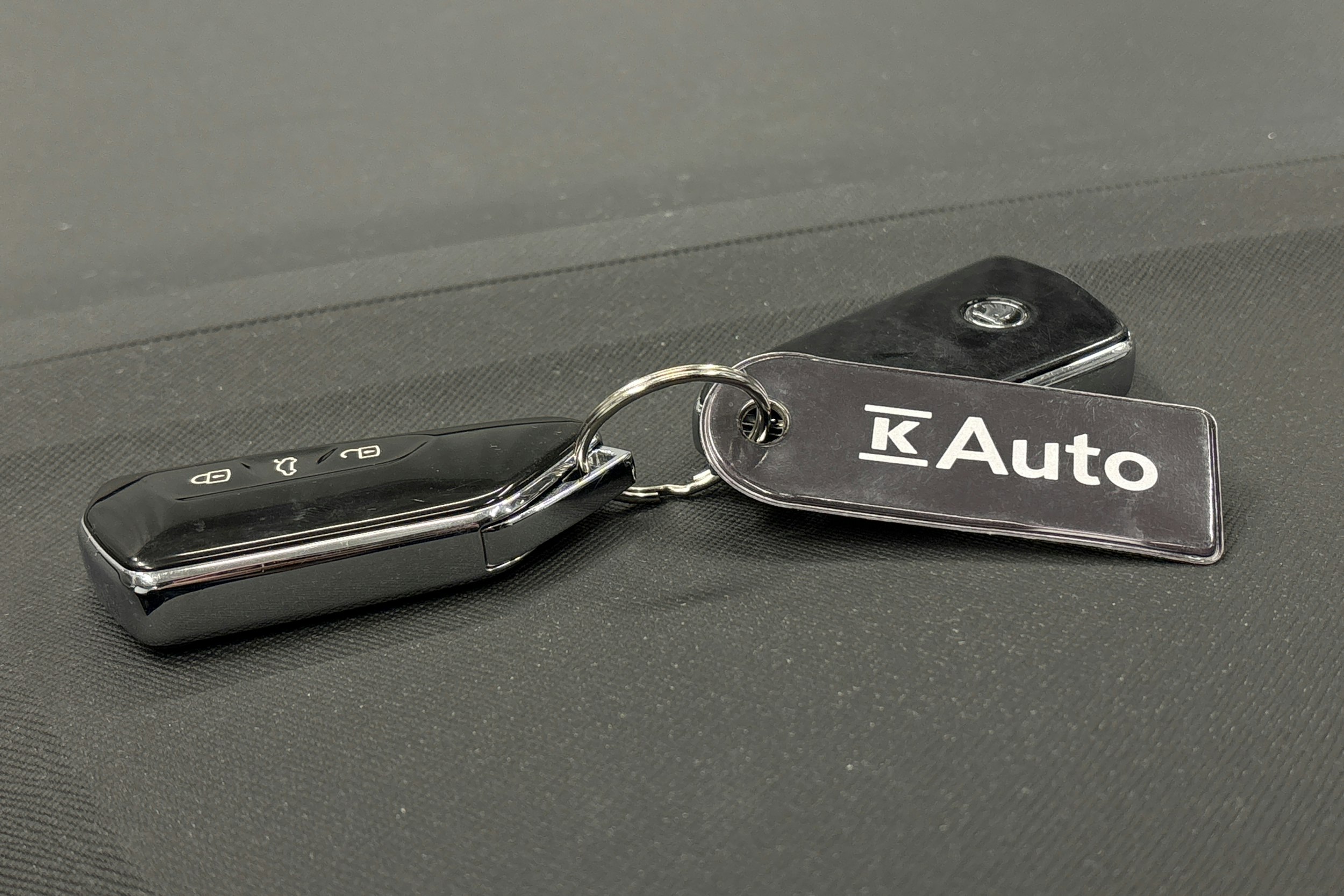 harmaa Skoda Enyaq 2023 kuva 33.