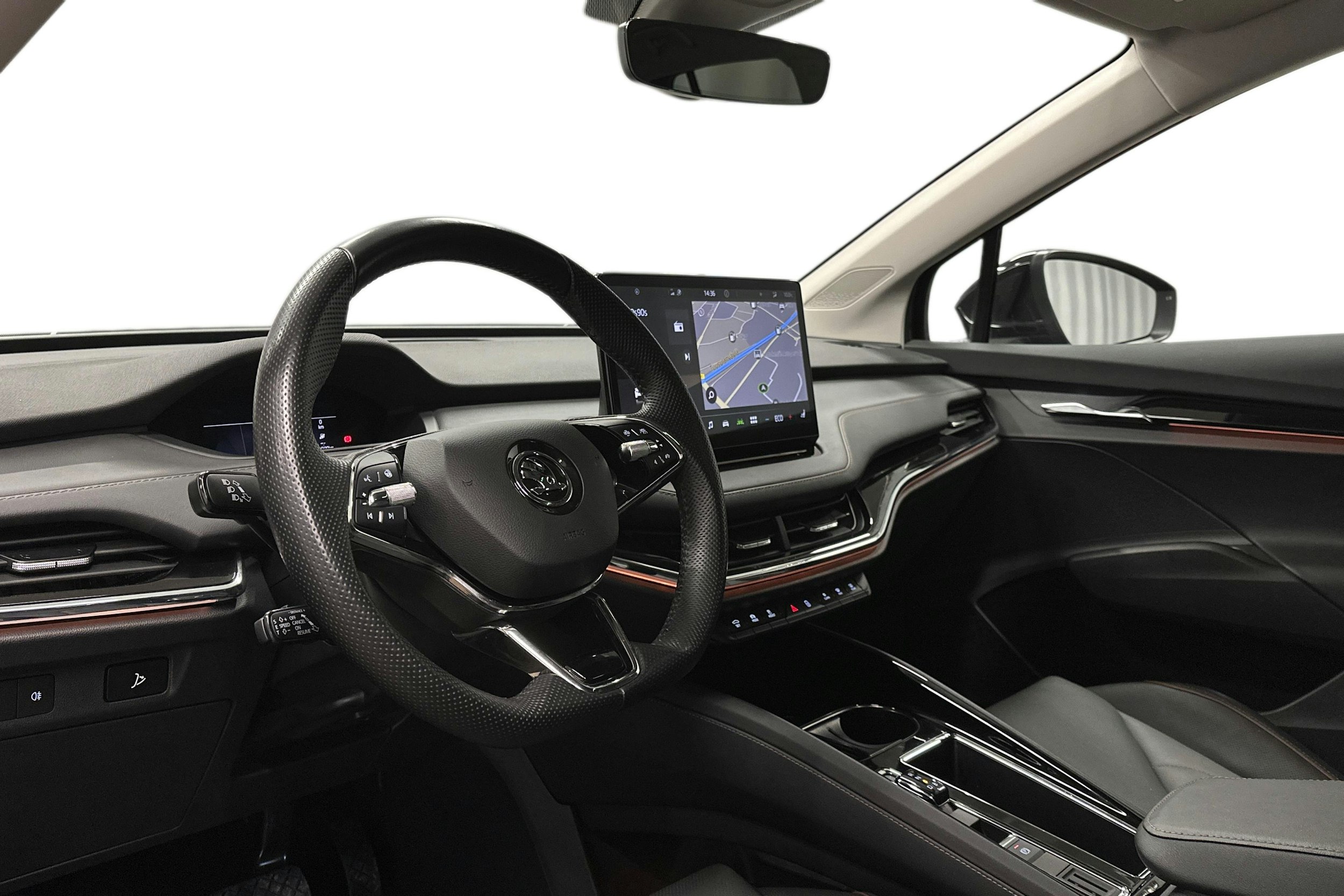 musta Skoda Enyaq 2023 kuva 7.