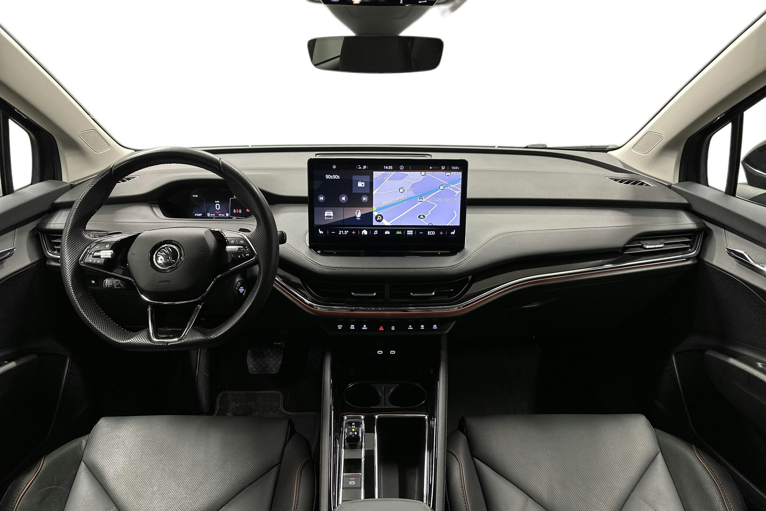 musta Skoda Enyaq 2023 kuva 9.