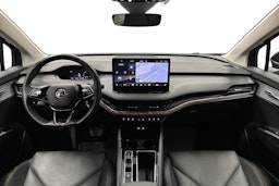 musta Skoda Enyaq 2023 kuva 9.